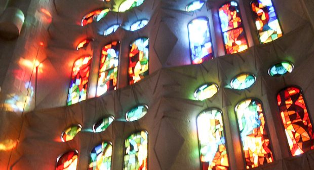 Burka, Kopftuch und säkularer Rechtsstaat Kirchenfenster als Symbol für Religiosität