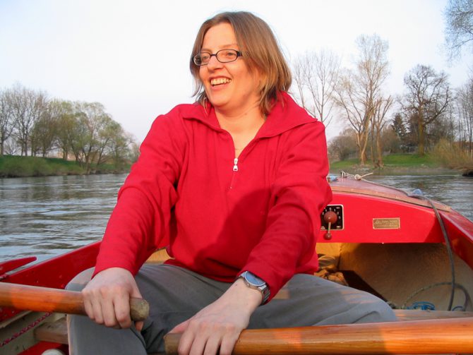 Antje beim Rudern auf der Donau