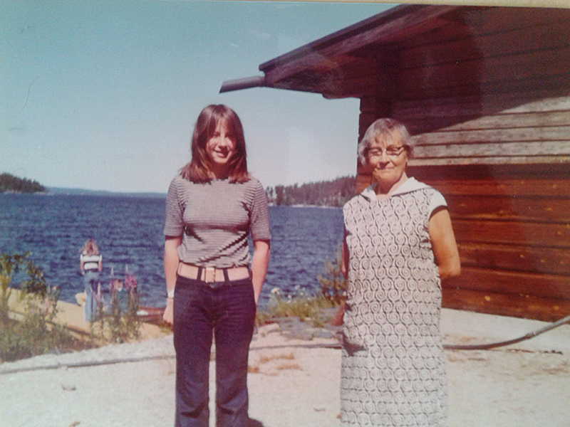 Marjatta als Jugendliche mit Oma in Finnland