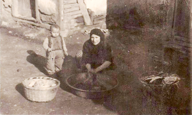 Mutter in türkischem Dorf in den 60er Jahren