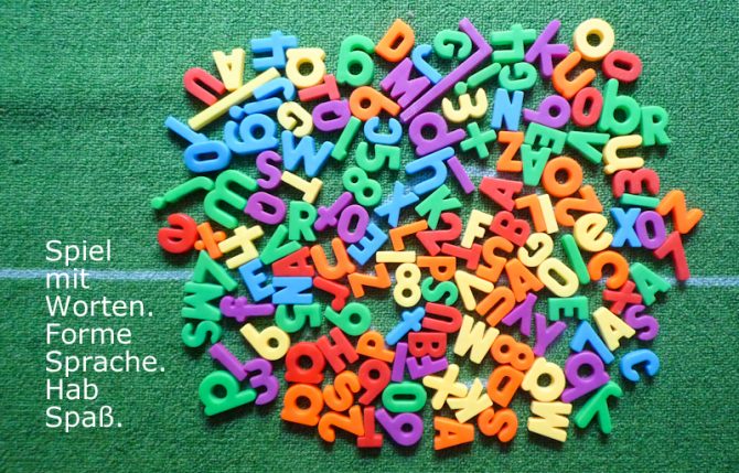 Magnetbuchstaben durcheinander - Symbol für Sprachspiele
