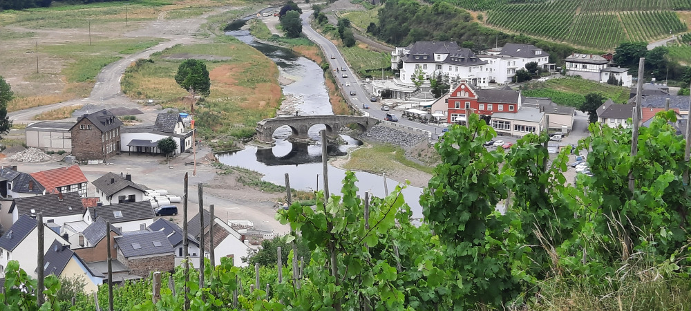 Nepomukbrücke bei Rech von oben, Brücke kaputt, Nepumukstatue steht wieder da, Juli 2022