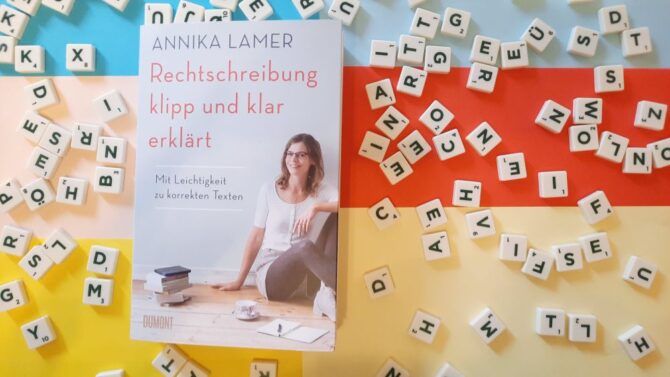 Rechtschreibregeln: klipp und klar erklärt - Rezension Buchcover "Rechtschreibung klipp und klar erklärt" von Annika Lamer auf farbigem Hintergrund mit Scrabble-Buchstaben