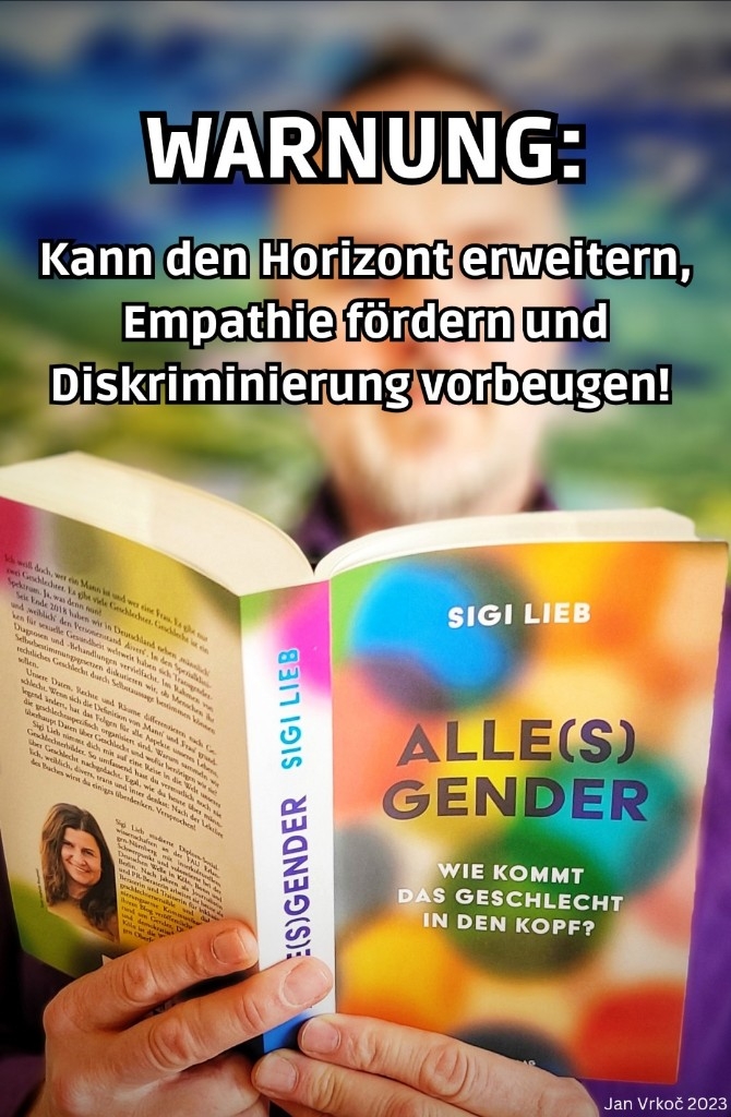 Foto von Person, die Buch "Alle(s) Gender" liest". Darauf der Text: Warnung: Kann den Horizont erweitern, Empathie fördern und Diskriminierung vorbeugen!