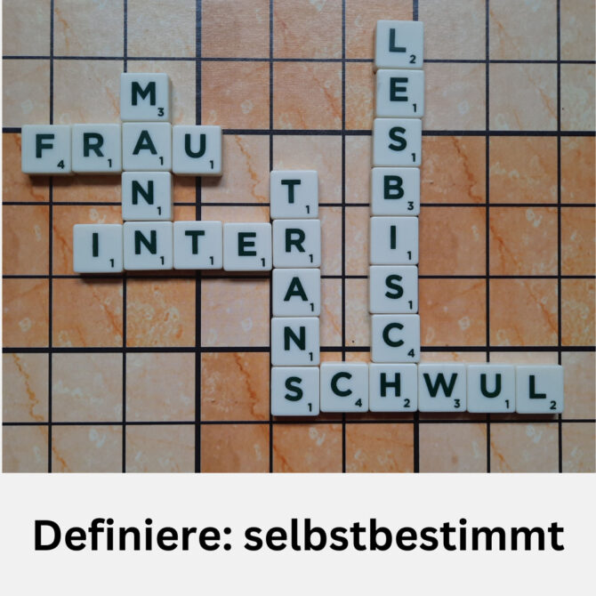 Scrabble-Bild mit Muster aus den Wörtern Mann, Frau, Inter, Trans, Leschbisch, Schwul. - Text zum Bild: Definiere: selbstbestimmt