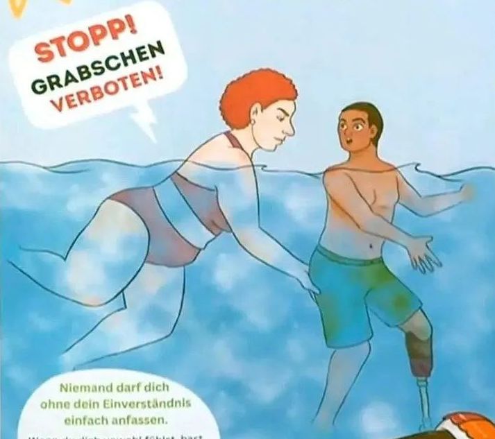 Illustration von Szene im Schwimmbecken. Rothaarige Frau mittleren Alters fast dunkelhäutigen Jugnen mit Beinprothese an Hintern. - Dazu eine Sprechblase: Stopp! Grapschen verboten.