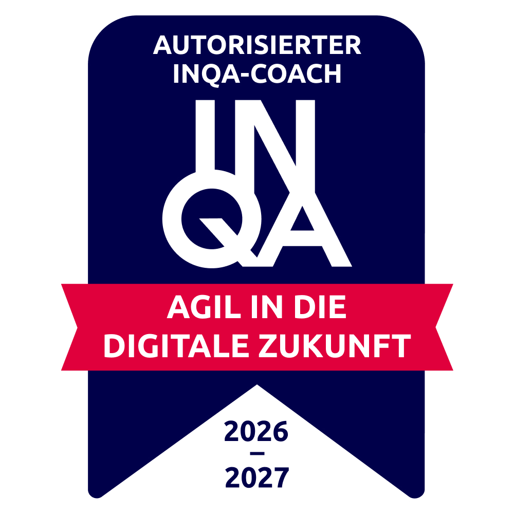 Badge in dunkelblau, rot und weiß mit diesem Text: Autorisierter INQA-Coach 2026-2027, Agil in die digitale Zukunft