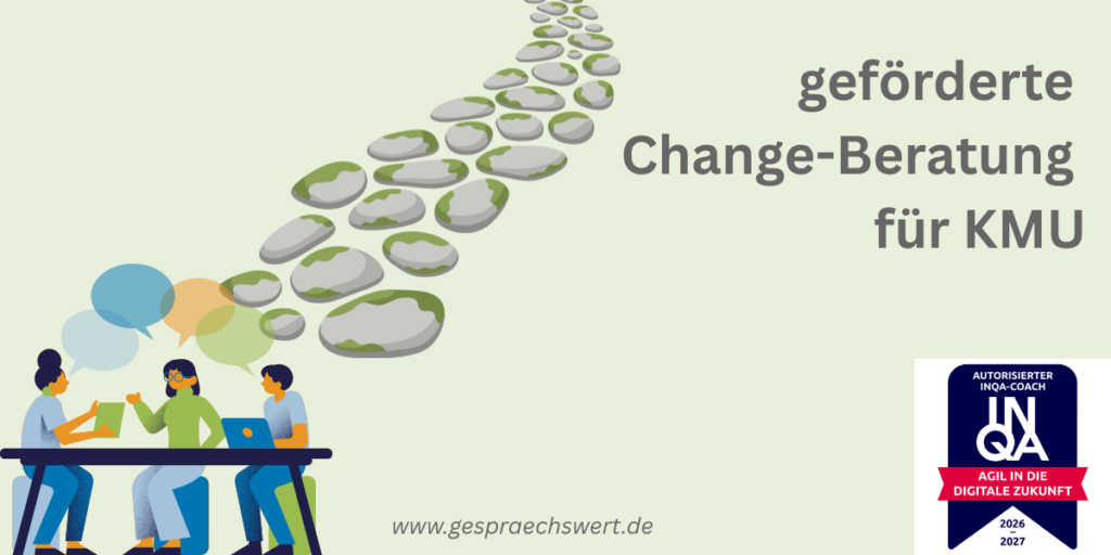 rechts unten das Logo Autorisierter INQA-Coach, agilt in die Zukunft 2026-2027, Text: geföderte Change-Beratung für KMU www.gespraechswert.de - Links drei Figuren an einem Tisch mit Laptop und Tablet im Dialog. Über ihnen ein Weg aus Steinen, der nach oben weist.